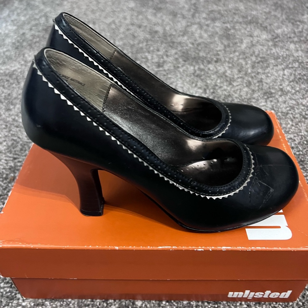 Ulisted black heels